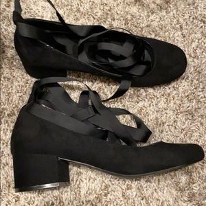 Black pump with ribbon ties.